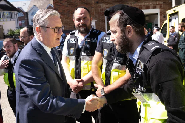 Primeiro-ministro do Reino Unido defende medidas mais duras após ataques a judeus e protestos pró-Palestina
